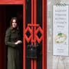 Herzogin Kate steht in einem Hauseingang