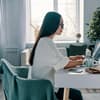 Frau sitzt im Home Office vor dem Laptop
