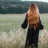 Frau mit langen Haaren auf einer Wiese