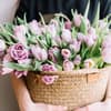 Großer Blumenstrauß mit Tulpen im Korb