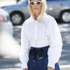 Influencer trägt Shorts 