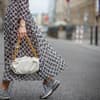 Sneaker mit Kleid