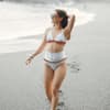Frau trägt Bikini am Strand
