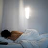 Rücken einer Frau die im Bett liegt