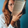Frau liest ein Buch