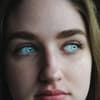 Frau mit blauen Augen
