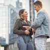 Mann und Frau flirten 