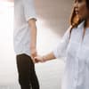 Verliebtes Paar am Meer Hand in Hand