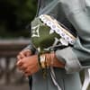 Influencer mit Schmuck und Accessoires