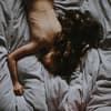 Frau im Bett