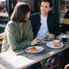 Frau und Mann trinken Kaffee und essen kuchen