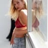Frau in Jeans und BH