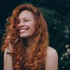 Frau mit roten Locken