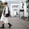 Bloggerin trägt weites weißes Kleid