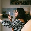 Mädchen fotografiert ihr Essen mit Smartphone
