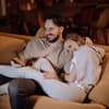 Frau und Mann auf einem Sofa