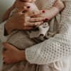 Frau mit Baby auf dem Arm