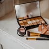 Make-up und Schminke auf dem Tisch 