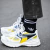 Sneaker und lange Socken