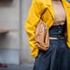Bloggerin trägt Strickpullover mit Taillengürtel