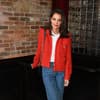 Katie Holmes im Blazer und Jeans