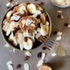 Schüssel mit Porridge und Toppings