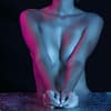 erotische Frau nackt in buntem Licht