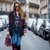 Bloggerin trägt Skinny Jeans mit kniehohen Stiefel