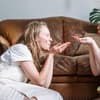Zwei Frauen pusten Glitzer ins Gesicht
