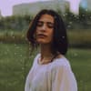 Horoskop: Frau mit geschlossenen Augen