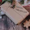 Weihnachtsgeschenk mit Getränk daneben