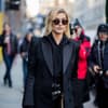 Hailey Bieber in schwarzem Blazer