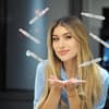 Diana June mit Schwangerschaftstesten