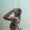 Frau unter der Dusche