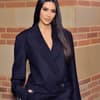 Kim Kardashian in schwarzem Anzug, lange Haare 