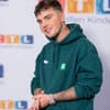 Mike Singer im grünen Hoodie, tätowiert