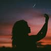 Horoskop Thema: Schatten einer Frau vor einer Mondsichel
