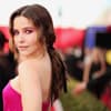 Sophia Bush im pinken Kleid mit Zopffrisur
