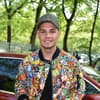 Pietro Lombardi in bunter Jacke mit Cap 