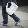 Weiße Handtasche Hobo Bag an Influencerin