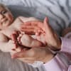 Frau haelt Babyfüße