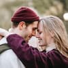 Bedingungslose Liebe: Frau und Mann umarmen sich, Stirn an Strin