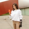 Date Nachrichten: Frau mit Armprothese und Handy in der Hand