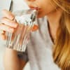 Frau trinkt Wasser