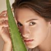 Frau mit Aloe Vera Pflanze in der Hand