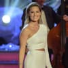 Helene Fischer im weißen Kleid auf der Bühne