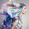 Holographic Hair: Frau mit bunten pastellfarbenen Haaren 