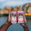 Hand von Mann und Frau mit Smartphone jeweils in der Hand, auf welchem Tinder geöffnet ist
