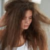 Verfilzte Haare: Frau mit verfilzten, braunen Haaren