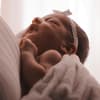 Horoskop: Baby auf dem Arm seiner Mutter